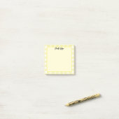 Post-it® Notes du Motif En vichy migre Pastel Jaune (Sur un bureau)