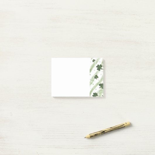 Post-it® Notes du motif shamrock vert et blanc (Sur un bureau)