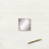 Post-it® Notes d'un billet ornemental rose (Sur un bureau)