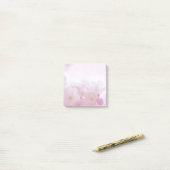 Post-it® Notes d'un billet sur la floraison rose (Sur un bureau)