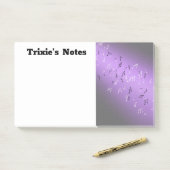 Post-it® Notes musicales dans le violet clair de lune (Sur un bureau)