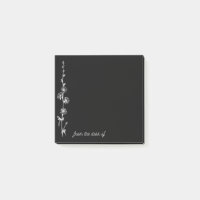 Notes noires avec bouquets de fleurs blanches vint