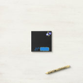 Post-it® Notes noires avec fleurs violettes (Sur un bureau)