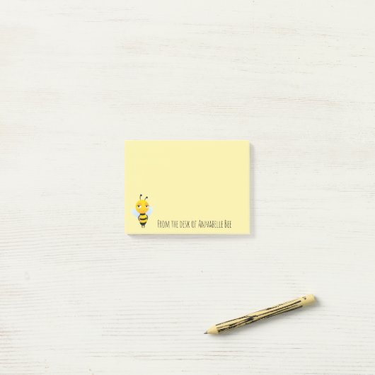 Post-it® Notes Post-it sur l'abeille souriante mignonne (Sur un bureau)
