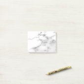 Post-it® Notes postales de l'arrière - plan en marbre blanc (Sur un bureau)