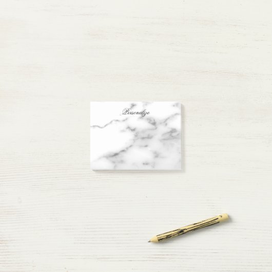 Post-it® Notes postales de l'arrière - plan en marbre blanc (Sur un bureau)