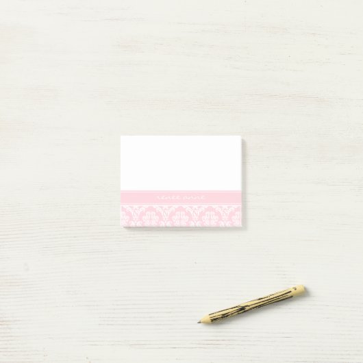 Post-it® Notes roses de Courrier-it® de monogramme de (Sur un bureau)