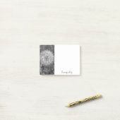 Post-It Notes tranquilles noir et blanc en relief (Sur un bureau)