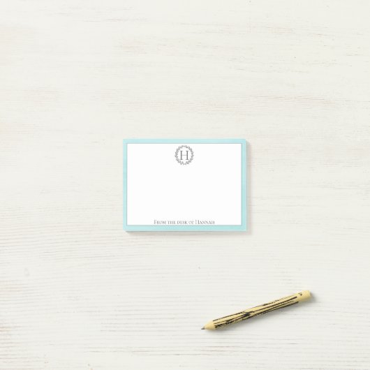 Post-it® Notes turquoises sur la couronne de monogramme (Sur un bureau)