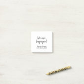 Post-it® Nous sommes fiancés nom date calligraphystylish (Sur un bureau)