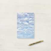 Post-it® Nuages de Puffy sur le magnifique ciel bleu (Sur un bureau)