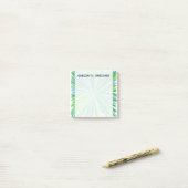 Post-it® Nuances de vert et de motif d'éclat de Blue Line + (Sur un bureau)