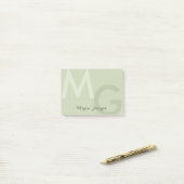 Post-it® Olive Green Minimal Clean Moderne Grand Monogramme (Sur un bureau)