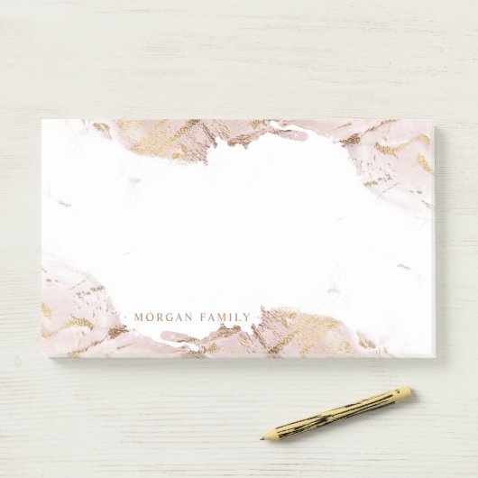 Post-it® or rose texturé Monogramme (Sur un bureau)