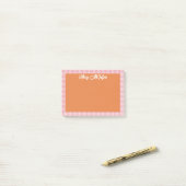 Post-it® Orange Pink Gingham Border Name In Cool Script (Sur un bureau)