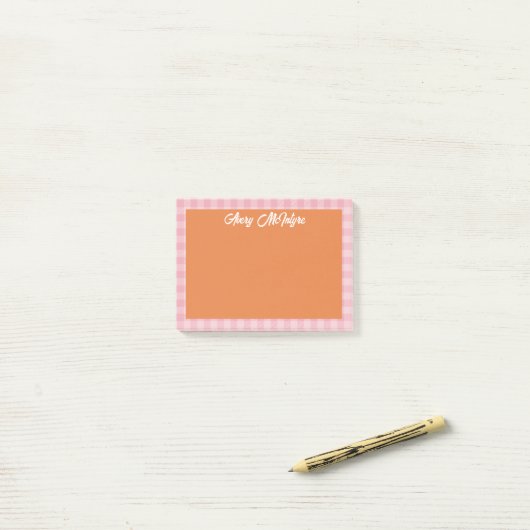 Post-it® Orange Pink Gingham Border Name In Cool Script (Sur un bureau)