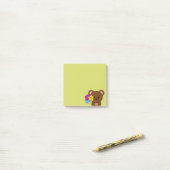 Post-it® Ours Brun Avec Un Bouquet De Fleurs (Sur un bureau)