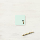Post-it® Ours brun mignon tenant une fleur jaune (Sur un bureau)
