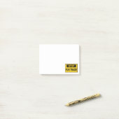 Post-it® Panneau commercial Stop Fur jaune (Sur un bureau)