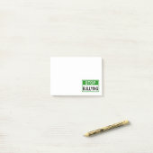 Post-it® Panneau Stop au Harcèlement vert (Sur un bureau)