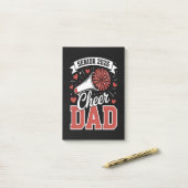 Post-it® Papa senior de cheerleader fier 2026 (Sur un bureau)
