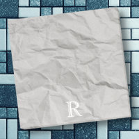 Papier grisâtre écroulé plié durci monogramme rétr