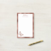 Post-it® Papier Rose Doré Faux Aspect Papillon & Texte Pers (Sur un bureau)