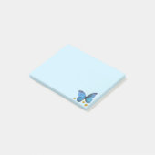 Post-it® Papillon bleu et confettis dorés sur fond bleu cla (Incliné)