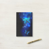 Post-it® Papillon Morpho sur fond sombre (Sur un bureau)