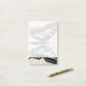 Post-it® Papillon noir et blanc sur Arrière - plan fissuré (Sur un bureau)