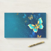 Post-it® Papillons d'or sur un Arrière - plan bleu (Sur un bureau)