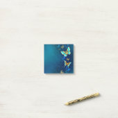 Post-it® Papillons d'or sur un Arrière - plan bleu (Sur un bureau)