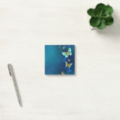 Post-it® Papillons d'or sur un Arrière - plan bleu (Bureau)