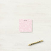 Post-it® Papillons sur les notes post-it rose (Sur un bureau)