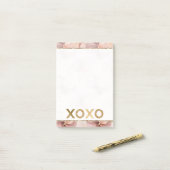 Post-it® Parties scintillant en or rose pâle XOXO (Sur un bureau)