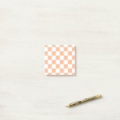 Post-it® Peach Fuzz À damiers En vichy Motif (Sur un bureau)