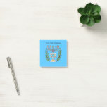 Post-it® Persian Magen David Menorah<br><div class="desc">Cette image a été adaptée à partir d'un carrelage juif perse antique et présente une menorah avec un Magen David (Étoile de David) encadré de branches d'olivier. Les imperfections de l'image originale peinte à la main ont été conservées. Customisez en ajoutant votre propre texte.</div>