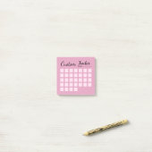 Post-it® Personnalisé mensuel habit tracker blush rose  (Sur un bureau)