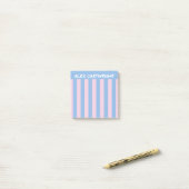 Post-it® Pervenche et rayures roses avec votre nom (Sur un bureau)