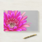 Post-it® Pétales de fleur de cactus rose vif. (Sur un bureau)