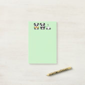 Post-it® Petites pandas mignonnes sur vert (Sur un bureau)
