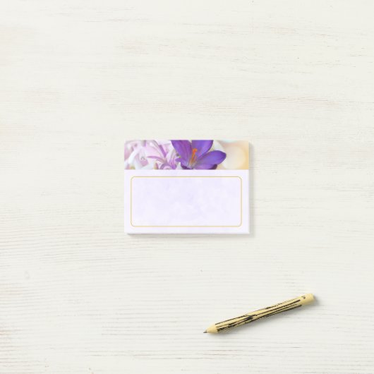 Post-it® Photo d'un joli Crocus de printemps violet (Sur un bureau)