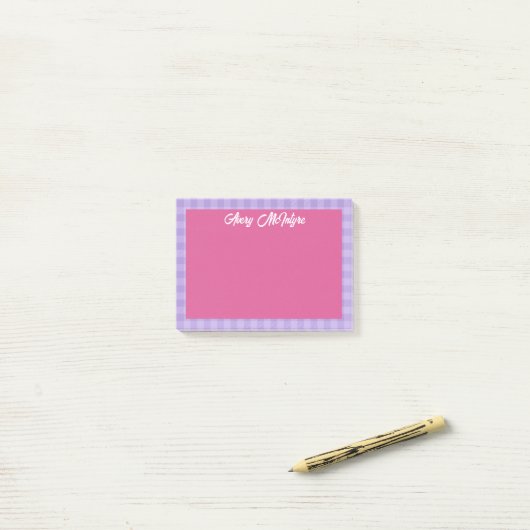 Post-it® Pink Purple Gingham Border Name In Cool Script (Sur un bureau)
