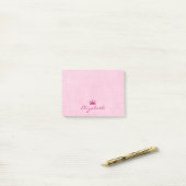 Post-it® Pink Tiara ona Polka Dot Motif (Sur un bureau)