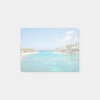 Plage tropicale pittoresque avec huttes de chaume 