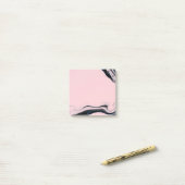 Post-it® Plaque de peinture rose et noire (Sur un bureau)