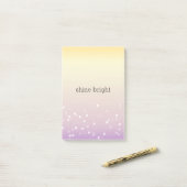 Post-it® Points de confettis Bokeh jaune violet blanc (Sur un bureau)