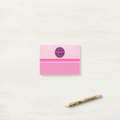 Post-it® Pois rose monogramme (Sur un bureau)