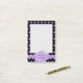 Post-it® Pony rose violet Monogramme Floral Noir Bloc-notes (Sur un bureau)