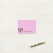 Post-it® Pouce floral rose des Courrier--Notes 4x3 (Sur un bureau)